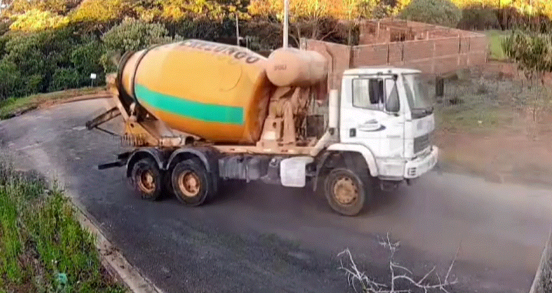 Caminhão perde o freio e desce rua de ré em Socorro, veja vídeo  