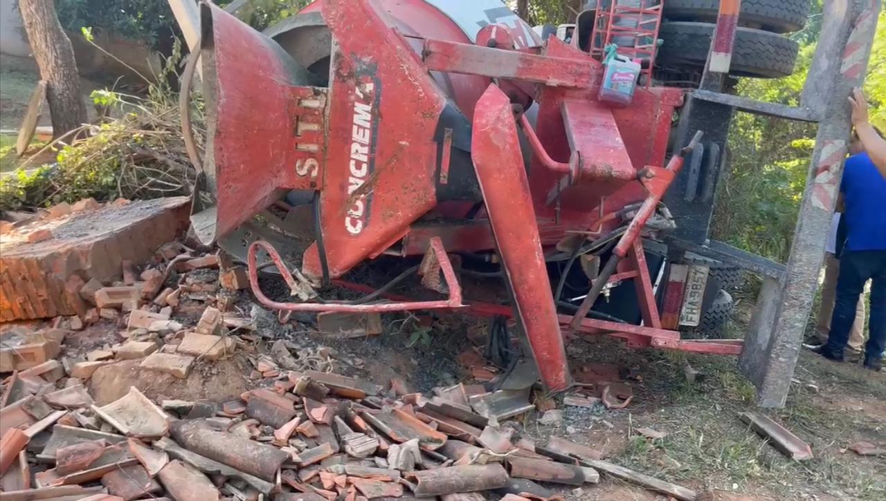 Caminhão tomba e atinge casa em Valinhos; ninguém ficou ferido