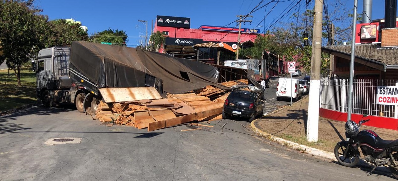 Carreta tomba e interdita trecho da Avenida Joaquim Alves Corrêa em Valinhos 