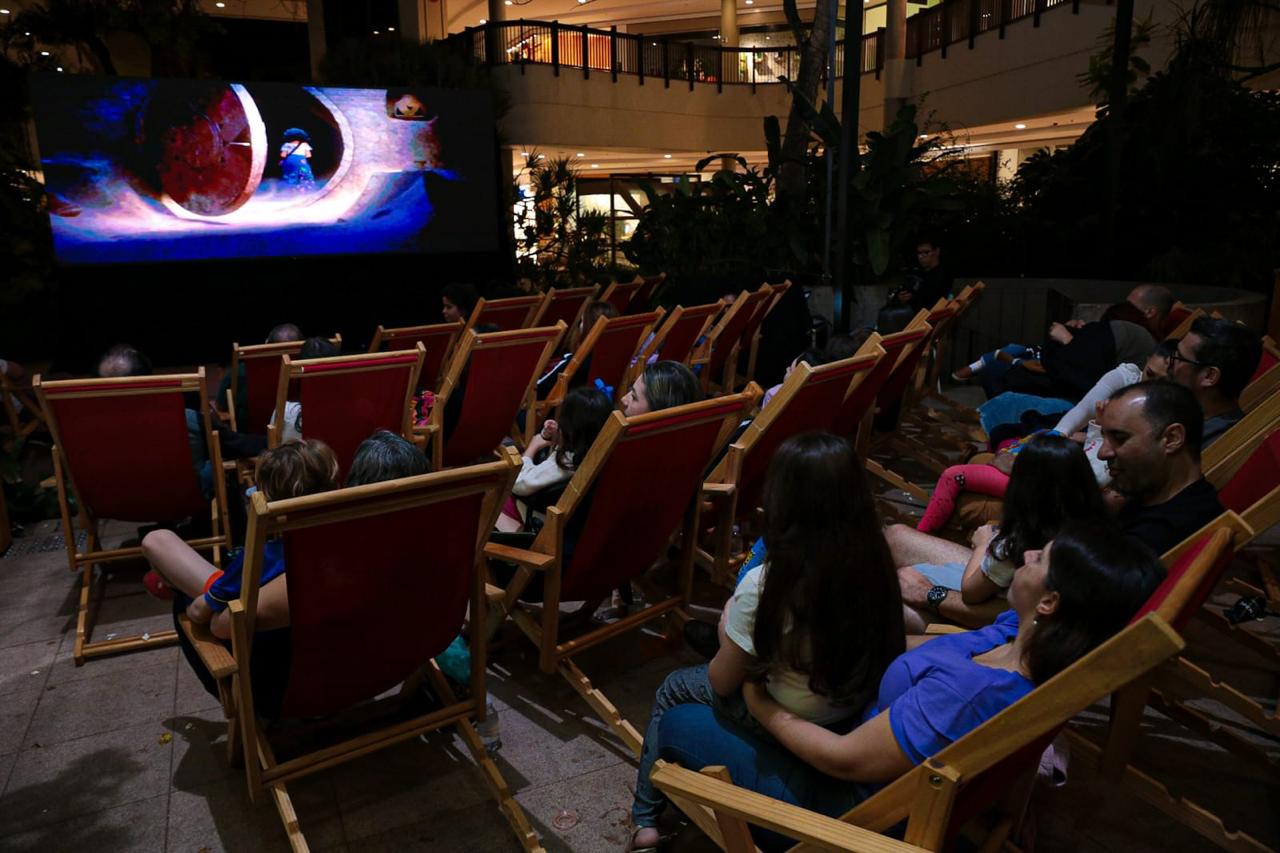 Cine Open Air volta ao Galleria Shopping com clássicos românticos ao ar livre