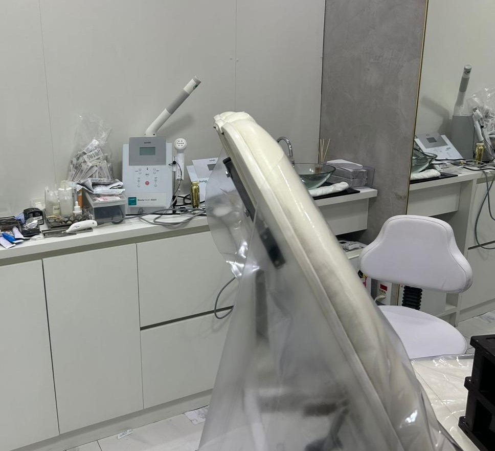 Donos de clínica de estética sem alvará e que usava produtos vencidos vão responder em liberdade