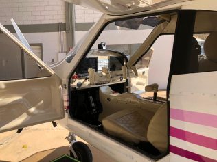 Em Campinas, Anac apresenta aeronave adaptada para treinar pilotos cadeirantes