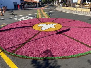 Fiéis celebram Corpus Christi com confecção de tapetes na região