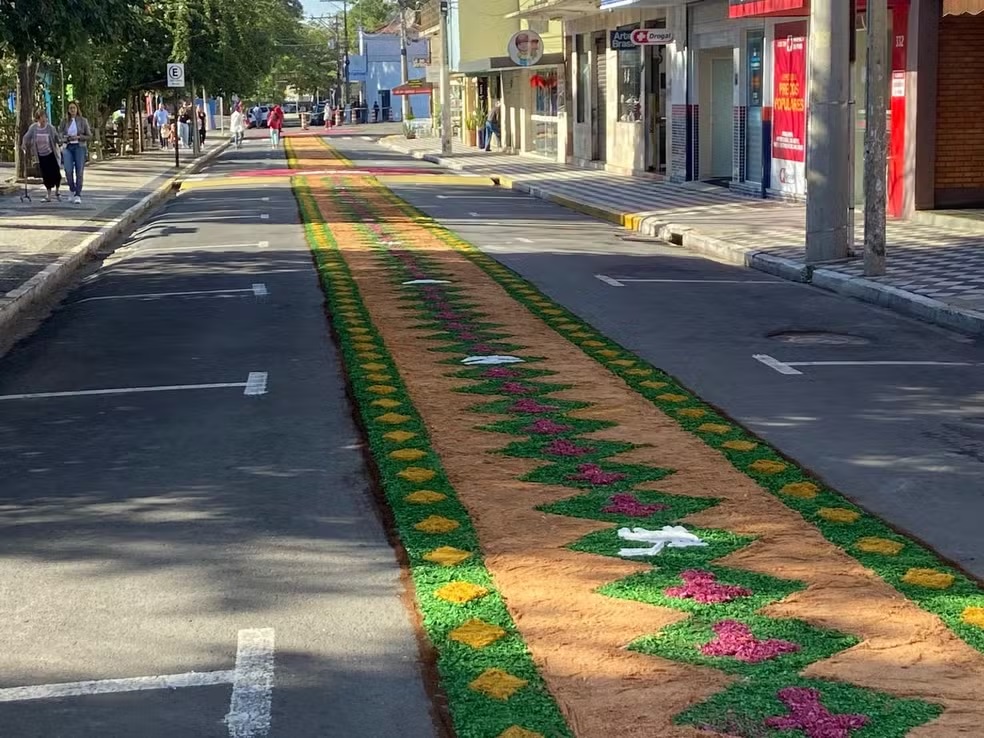 Fiéis celebram Corpus Christi com confecção de tapetes na região