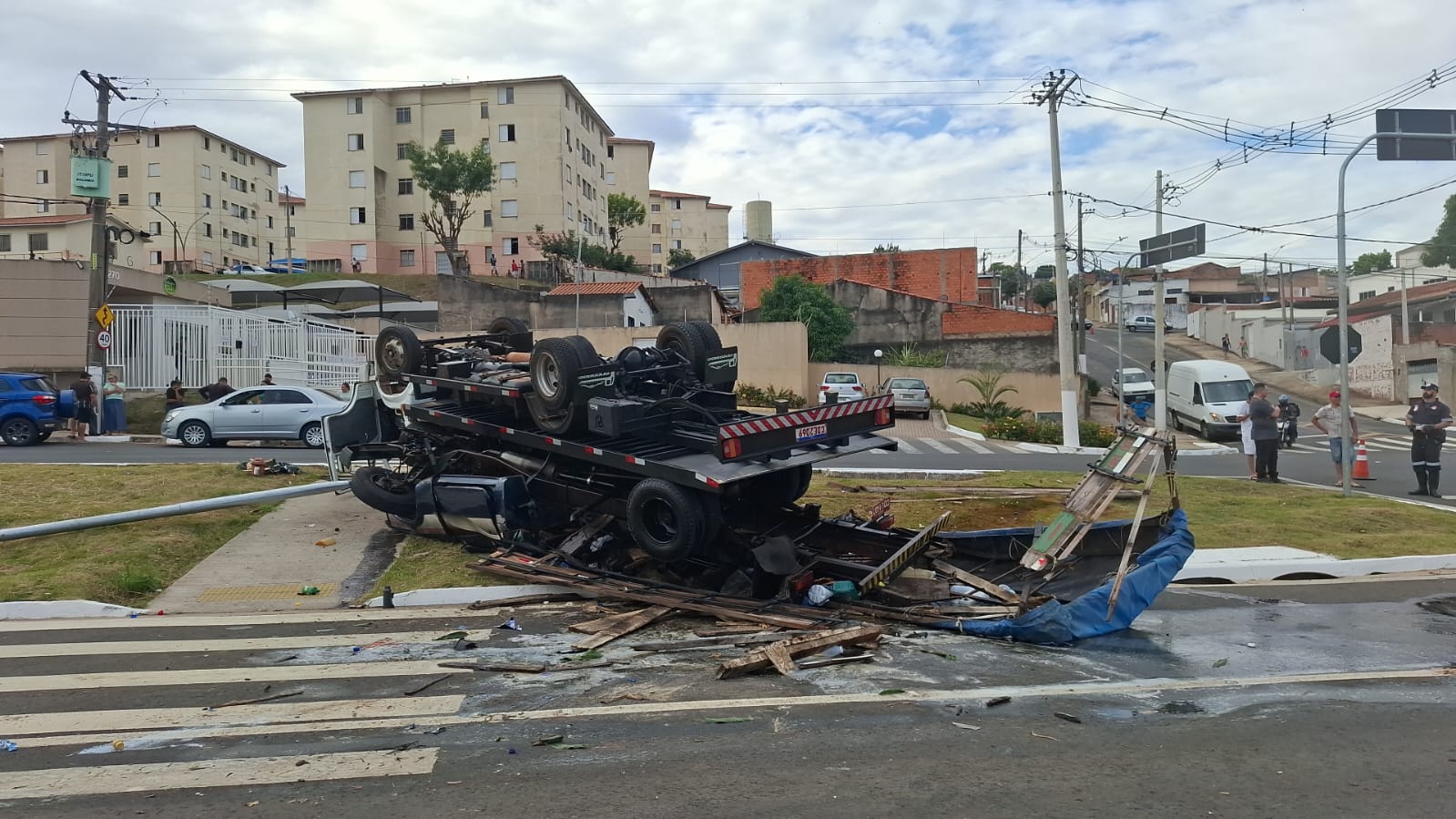 Guincho carregando caminhão tomba e derruba poste em Hortolândia