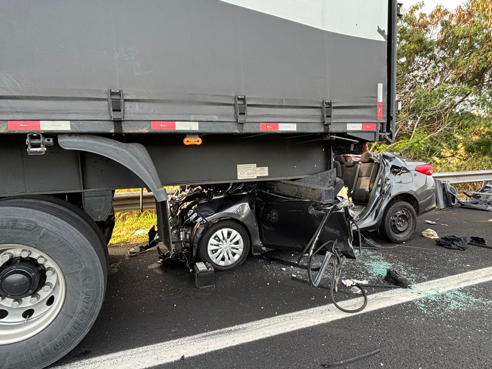 Motorista morre em acidente entre carro e carreta na Adalberto Panzan  