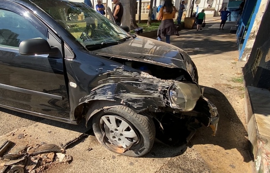Motorista se assusta com sirene de viatura e bate carro em fachada de loja