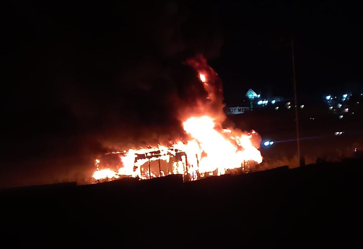 Ônibus do BRT pega fogo na Rodovia Anhanguera; não havia passageiros