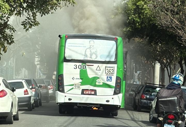 Ônibus pega fogo e chamas atingem carro no Cambuí