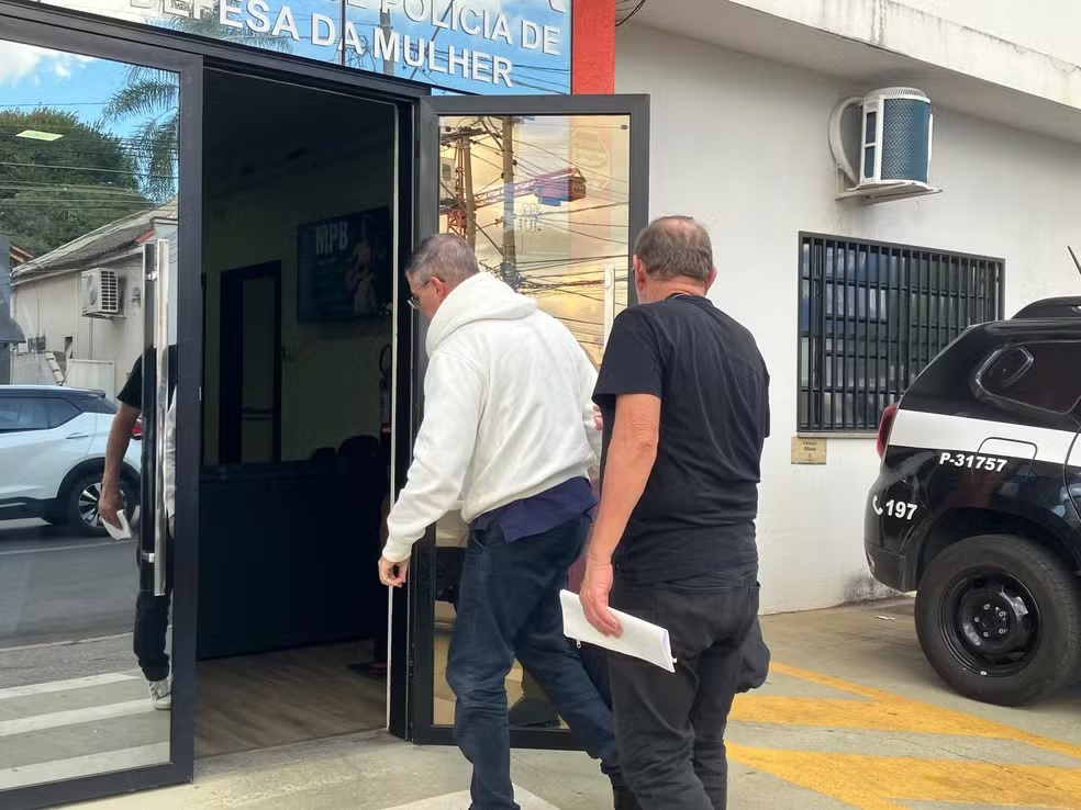 Padre investigado por estupro de vulnerável é ouvido na delegacia e segue preso