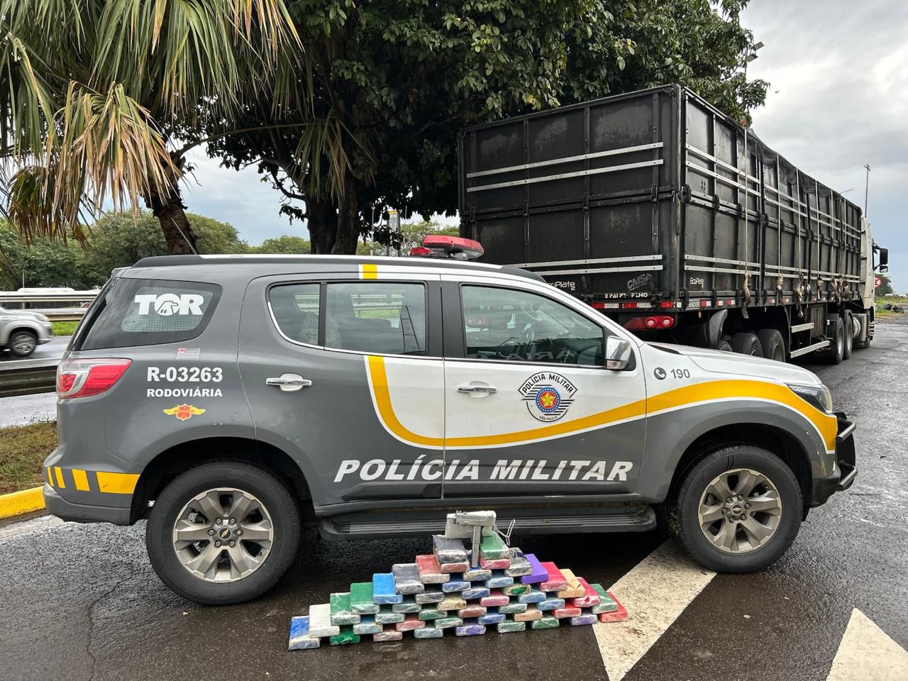 Polícia Rodoviária apreende mais de 50 quilos de cocaína e submetralhadora em Saltinho
