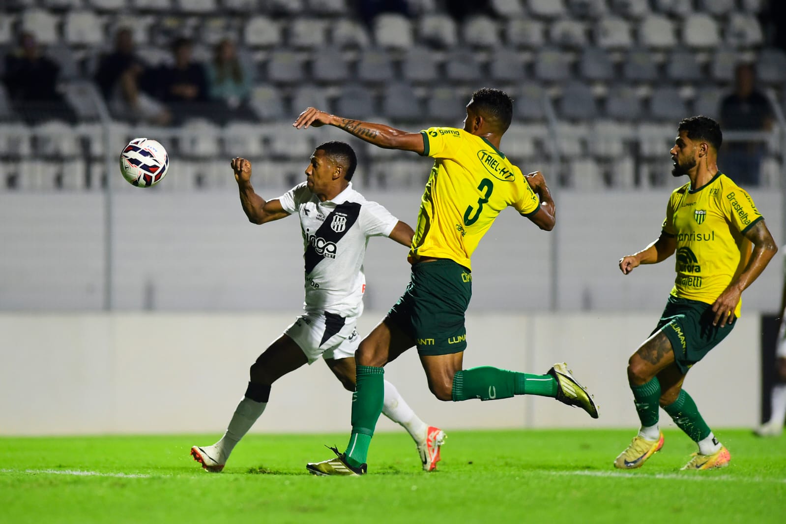 Ponte com um a menos, perde novamente em casa, mas mantêm a liderança da Série C