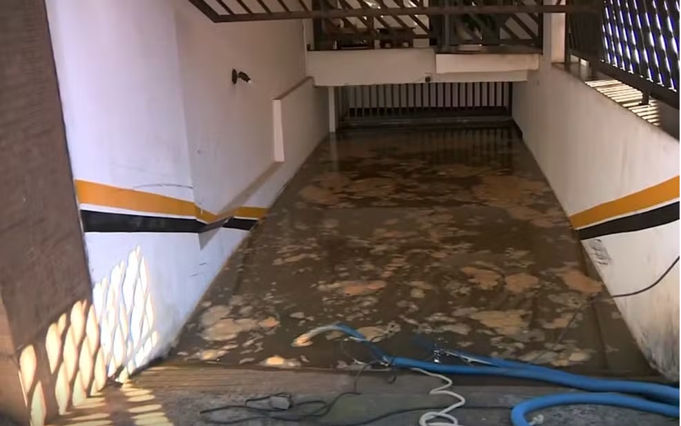 Garagem de prédio fica alagada na região central de Campinas