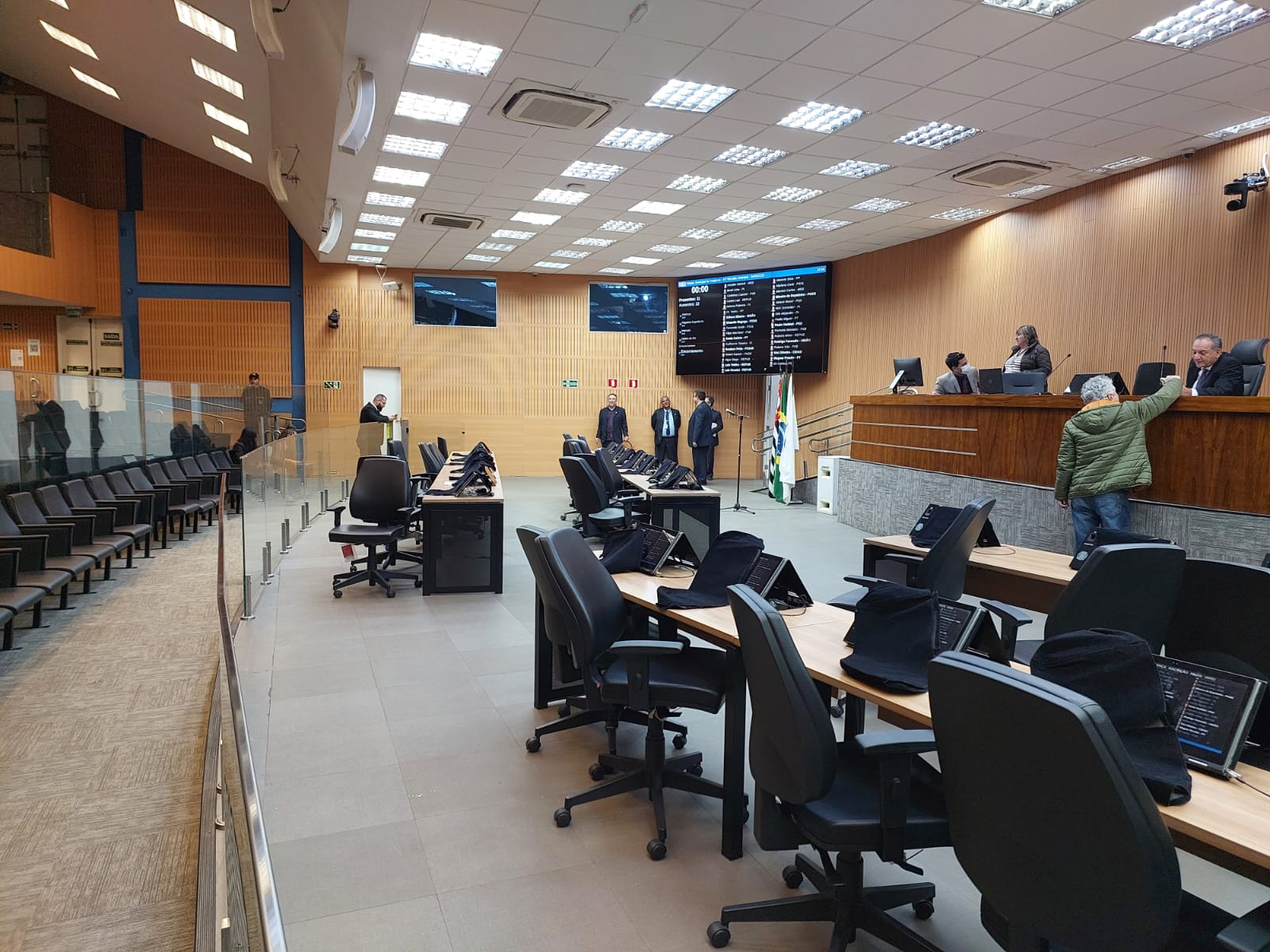 Vereadores deixam a sessão antes do fim após desentendimento por parecer que rejeitou moção em apoio a profissionais da enfermagem