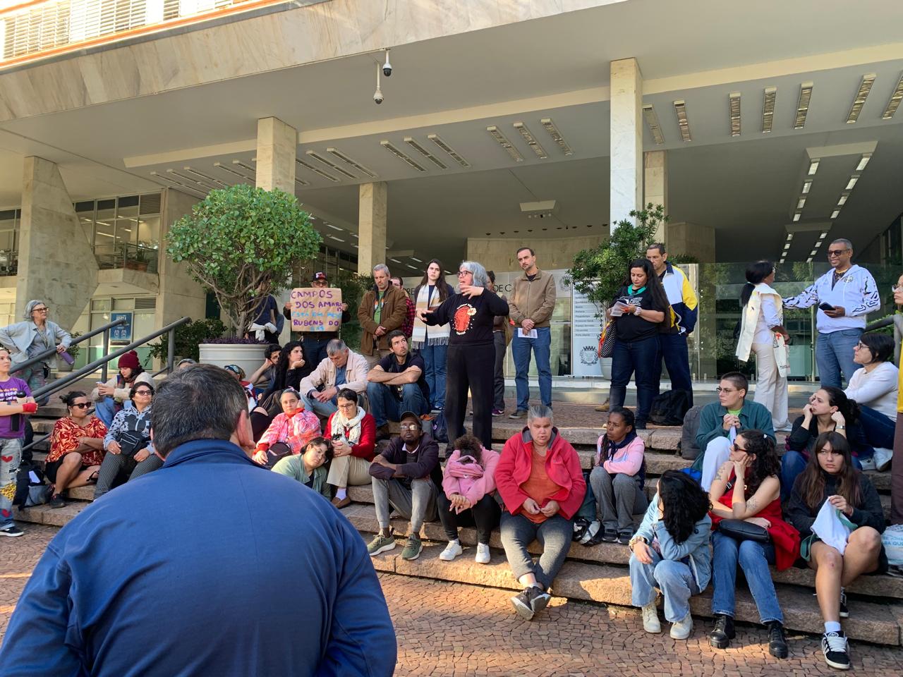 Manifestantes protestam contra impasse entre Prefeitura de Campinas e Cândido Ferreira