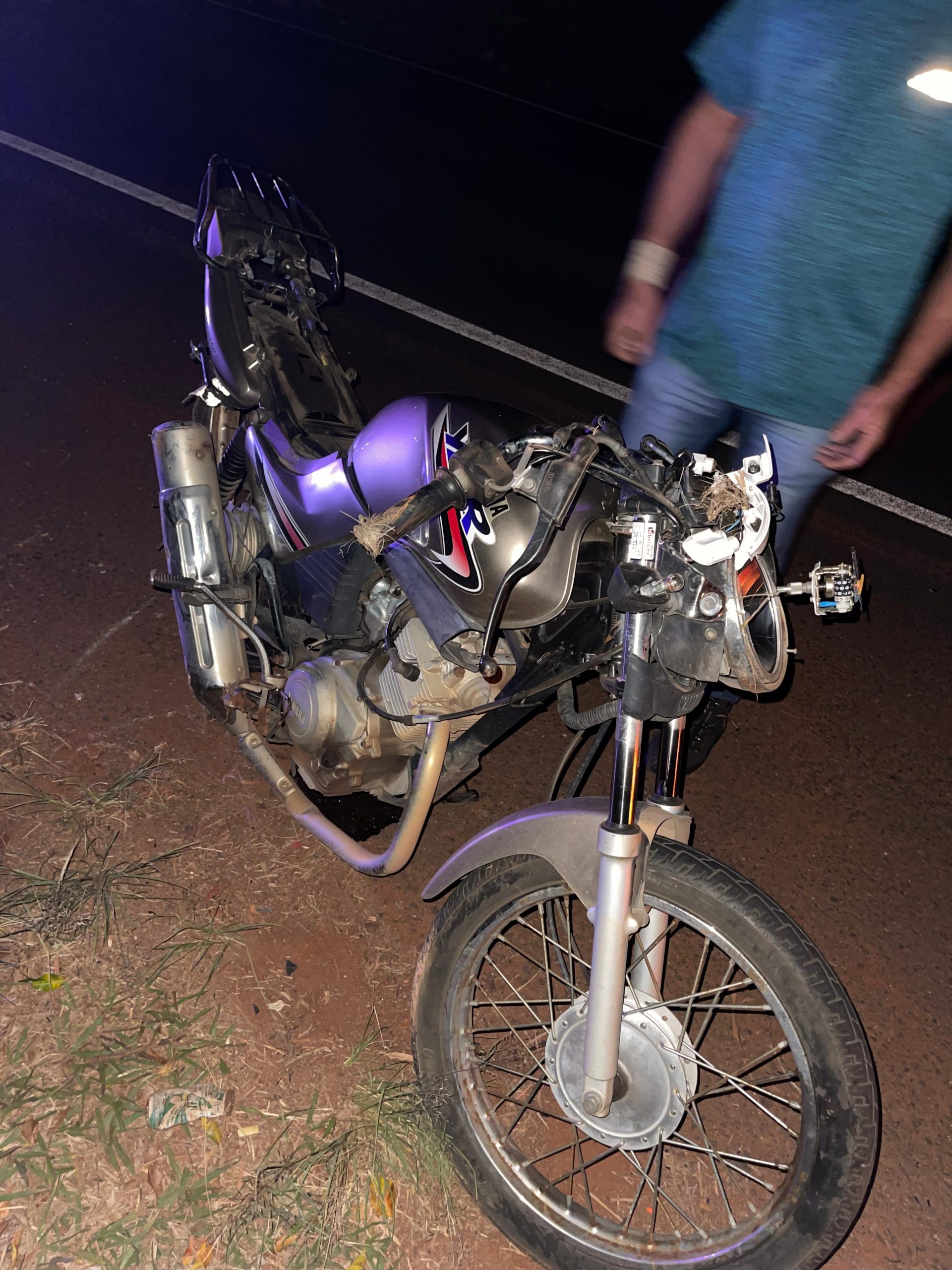 Motorista foge após bater em moto e deixar mulher ferida em Sto. Antônio de Posse