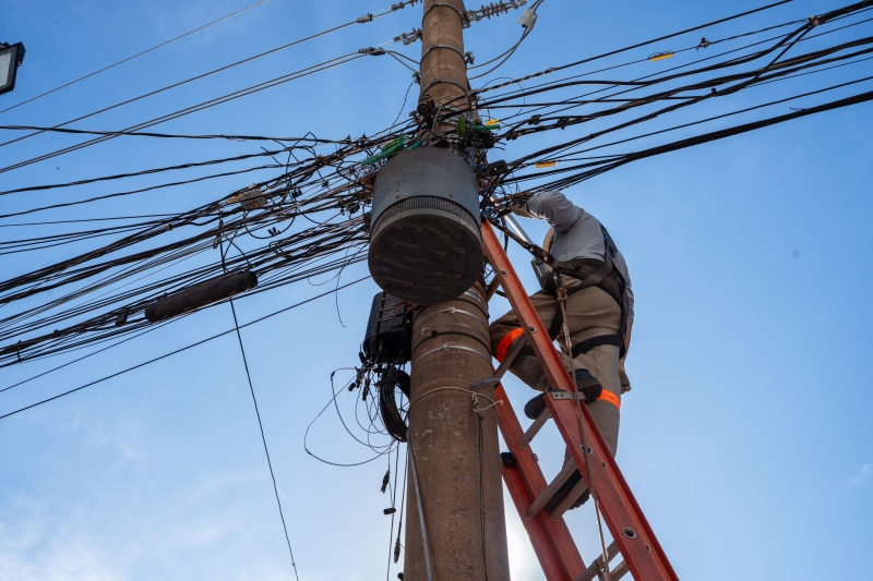 Valinhos começa a retirar fios inúteis que estão em postes
