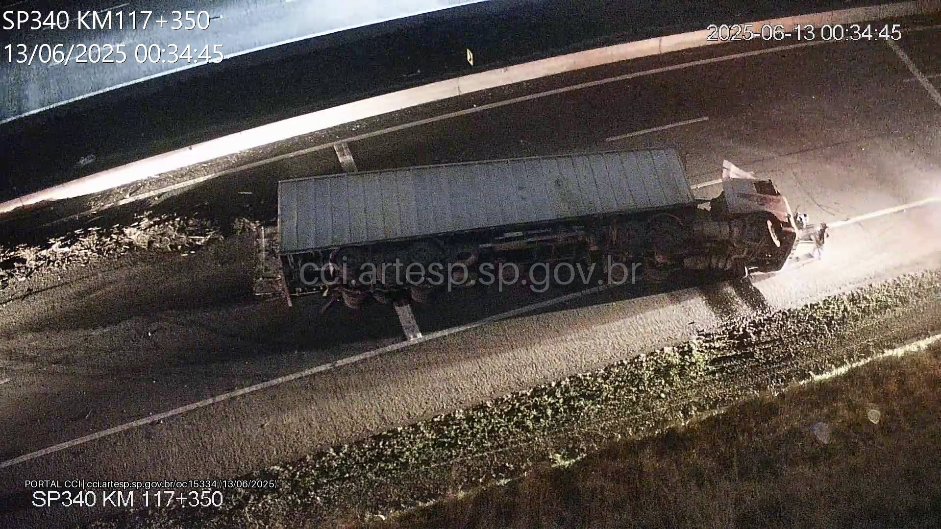 Carreta tomba e bloqueia totalmente Rodovia SP-340 no Alphaville