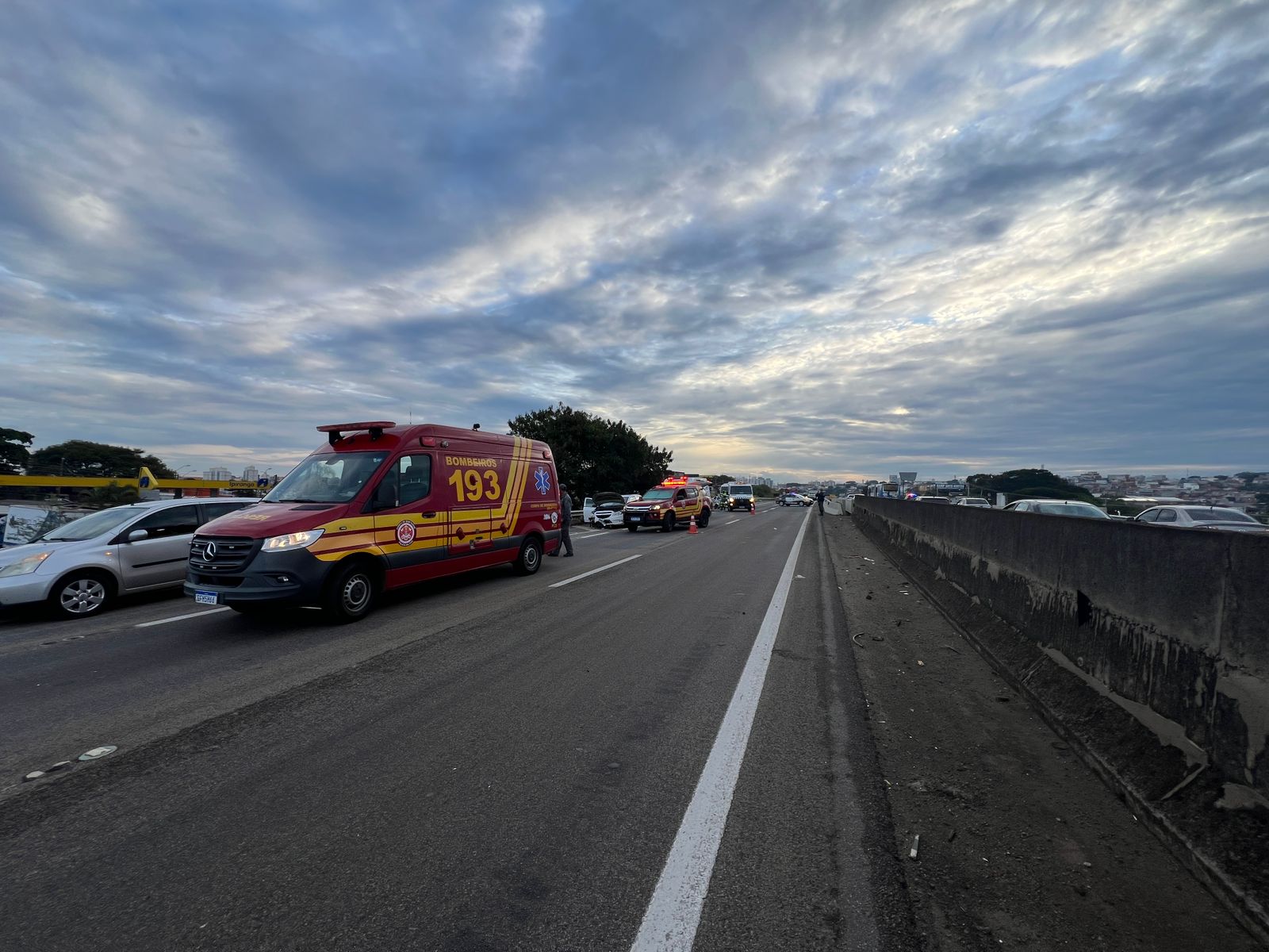 Helicóptero Águia socorre motociclista que bateu em traseira de caminhão na Santos Dumont