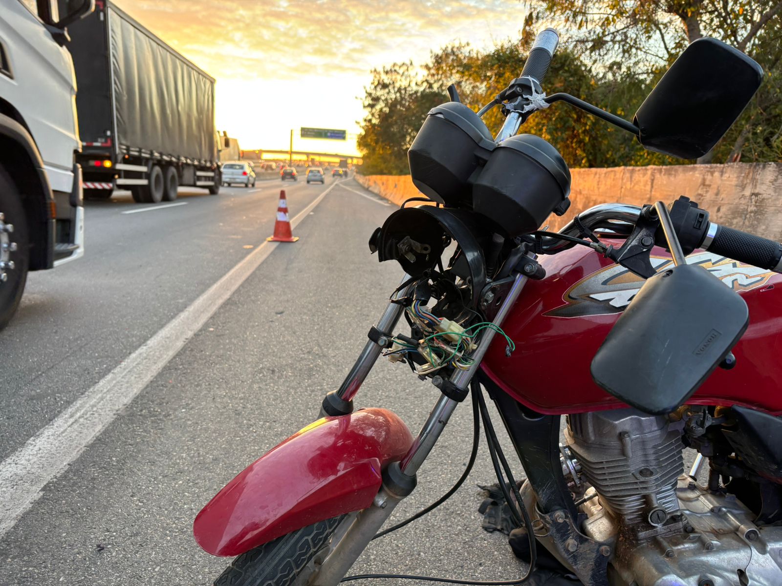 Pista marginal da Dom Pedro é liberada após acidente entre carro e moto