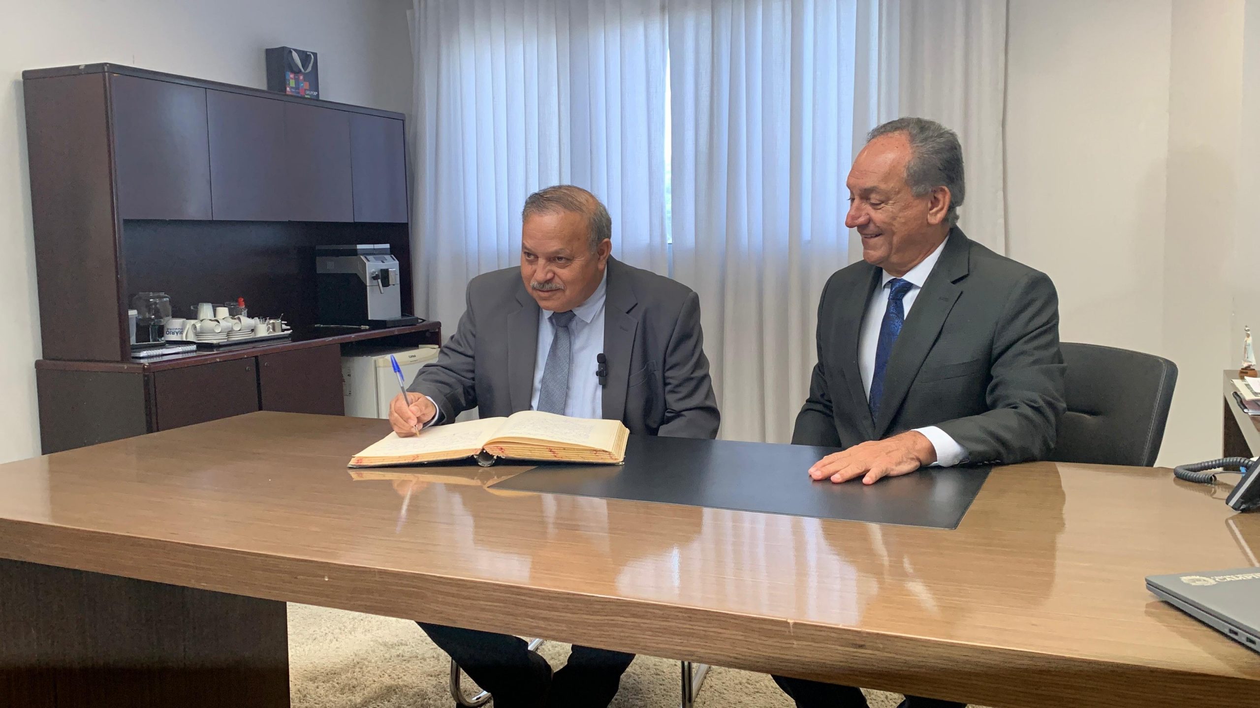 Ailton da Farmácia toma posse como vereador após renúncia de Zé Carlos