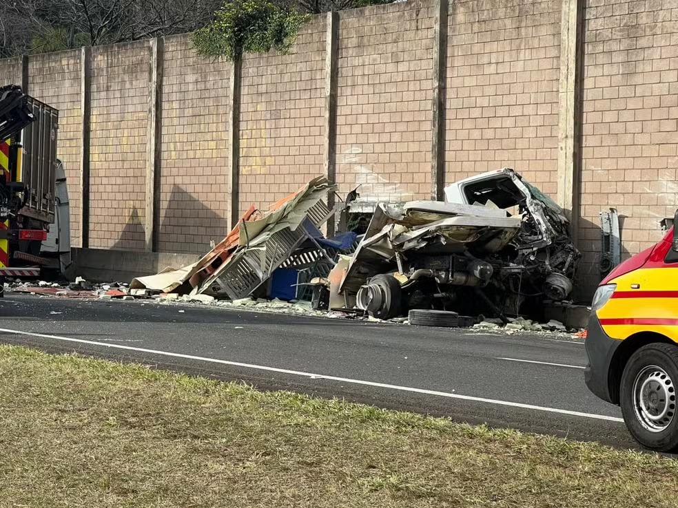 Anel Viário é liberado após acidente entre carreta e caminhão; um morreu e dois ficaram feridos