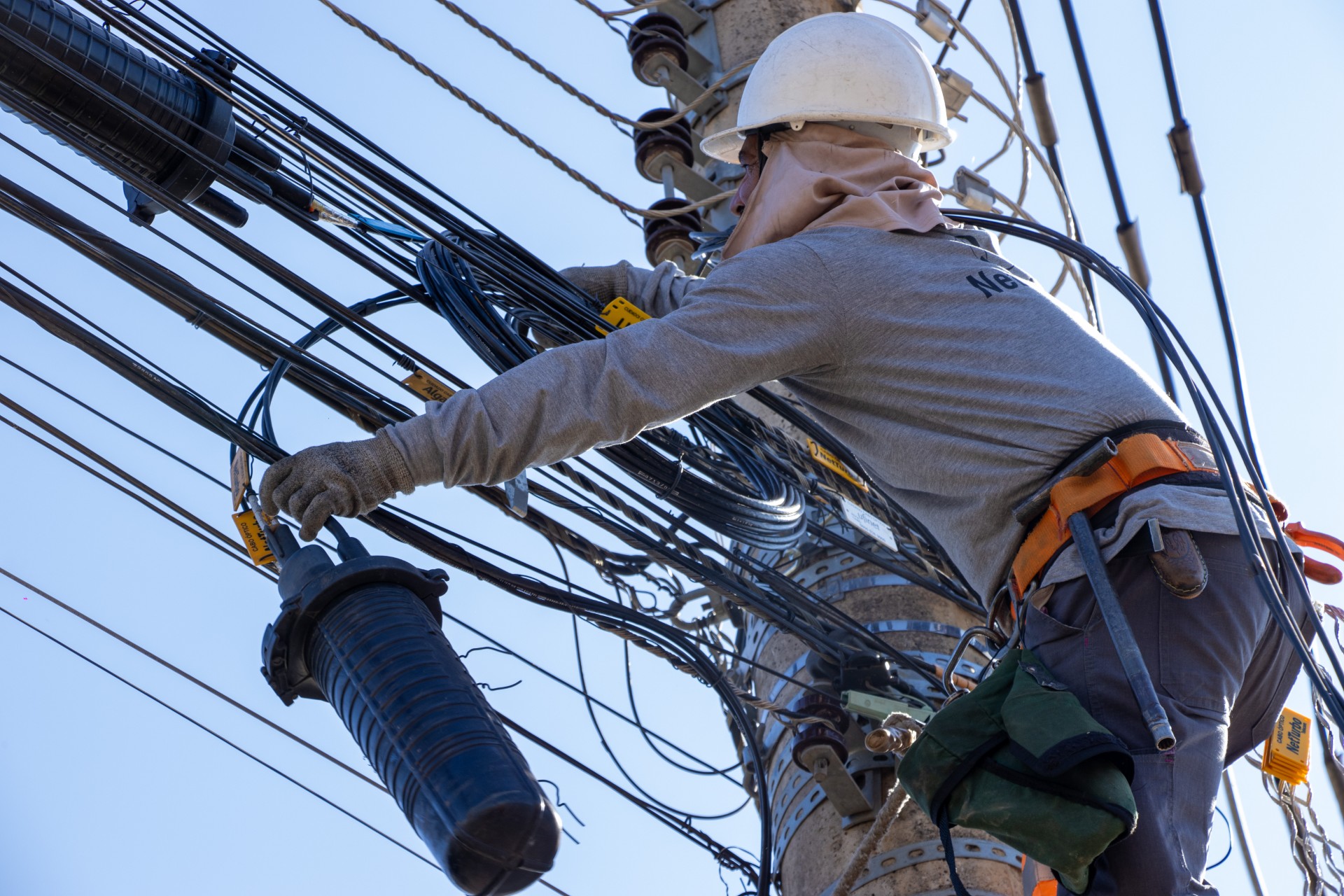 Operação “limpa postes” de fios inúteis em Jaguariúna