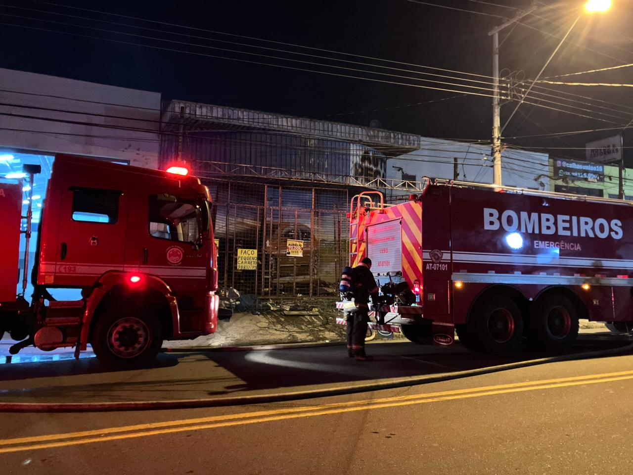 Barracão pega fogo no Jardim Novo Campos Elíseos