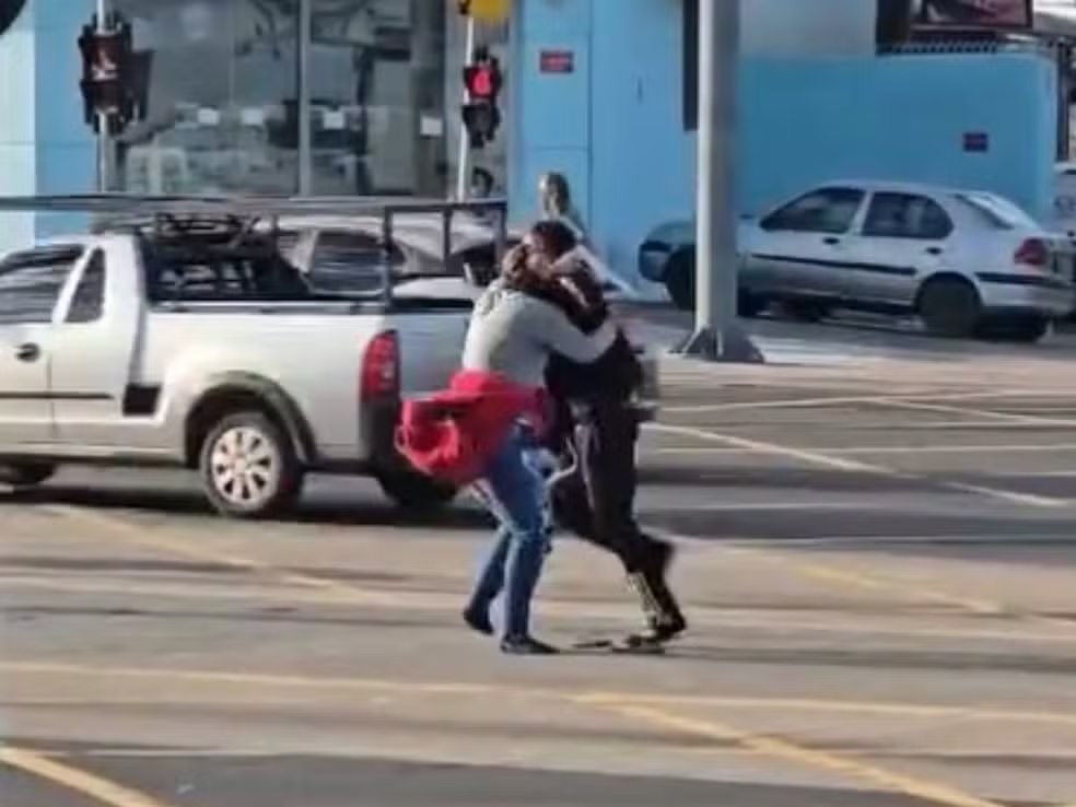 Homem bêbado agride mulher na Av. John Boyd Dunlop em Campinas