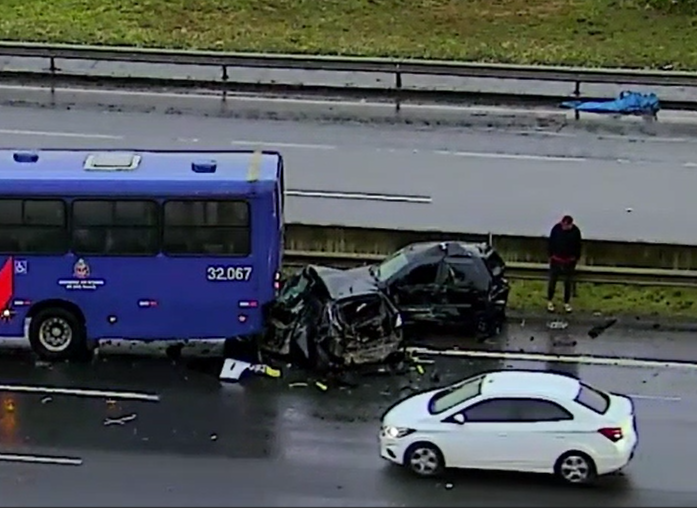Caminhão pega fogo, carros colidem contra ônibus: manhã complicada na D. Pedro