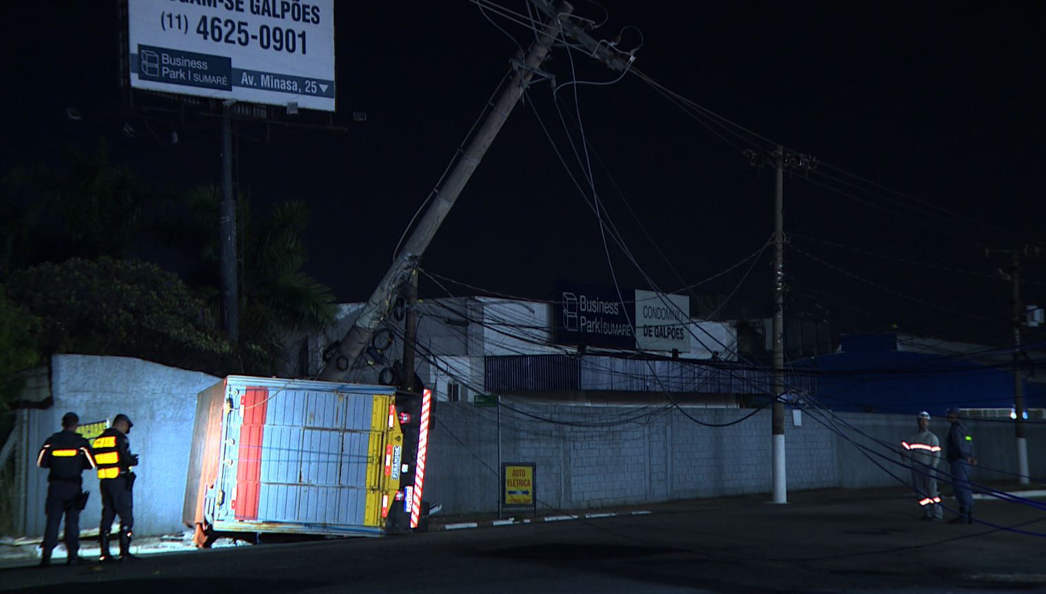 Caminhão tomba após atingir poste na Avenida Minasa, no Matão