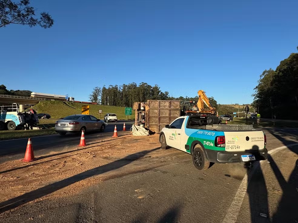 Caminhão tomba em rotatória de acesso à Rodovia D. Pedro I, em Valinhos 