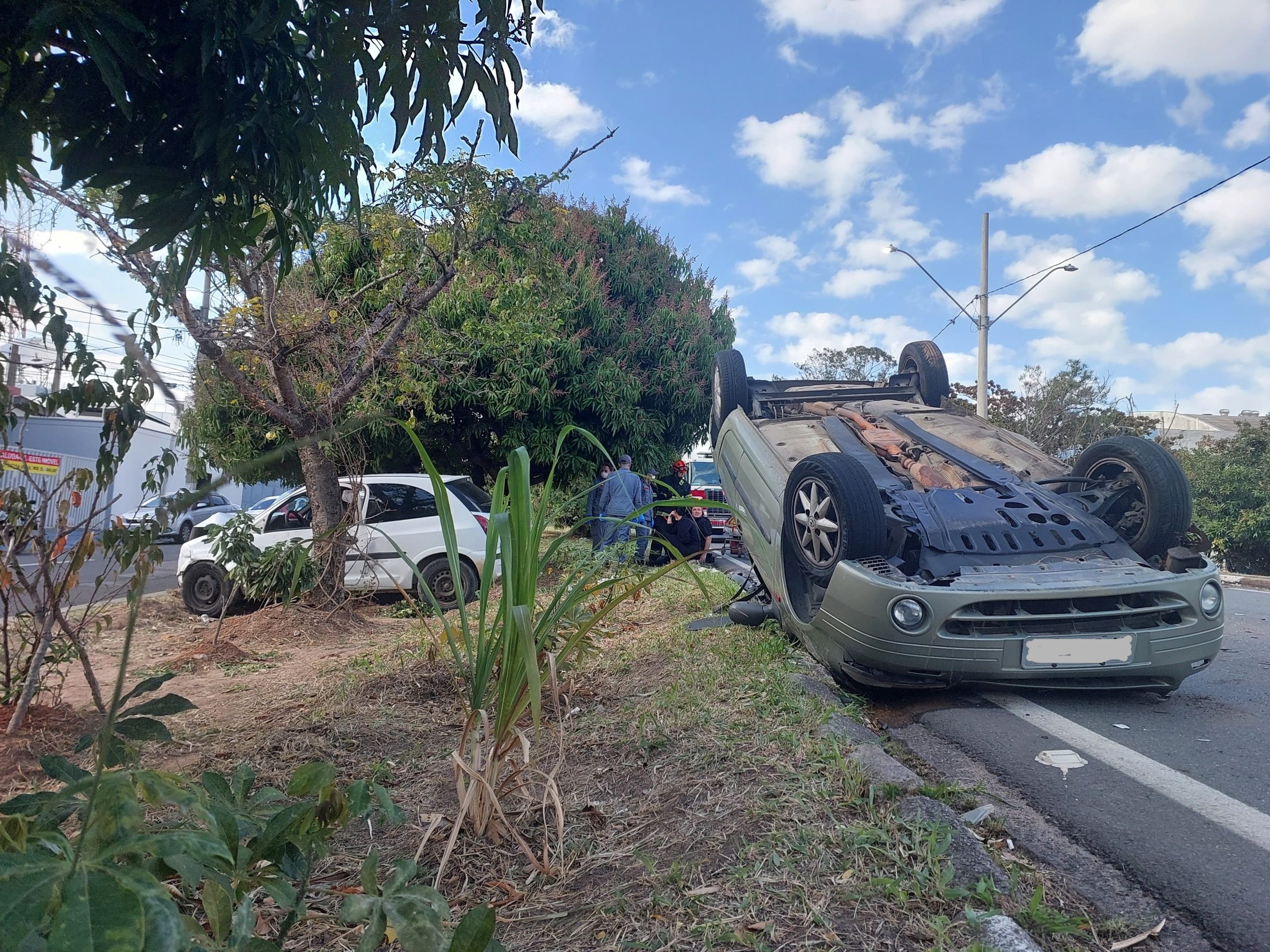 Carro capota após colisão entre veículos em rodovia de Campinas