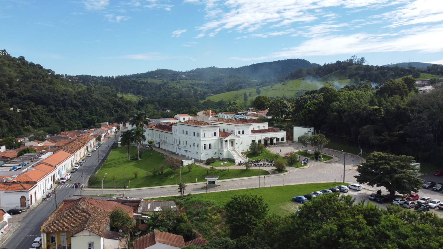 Com queda no número de casos, Amparo “fecha” dengário