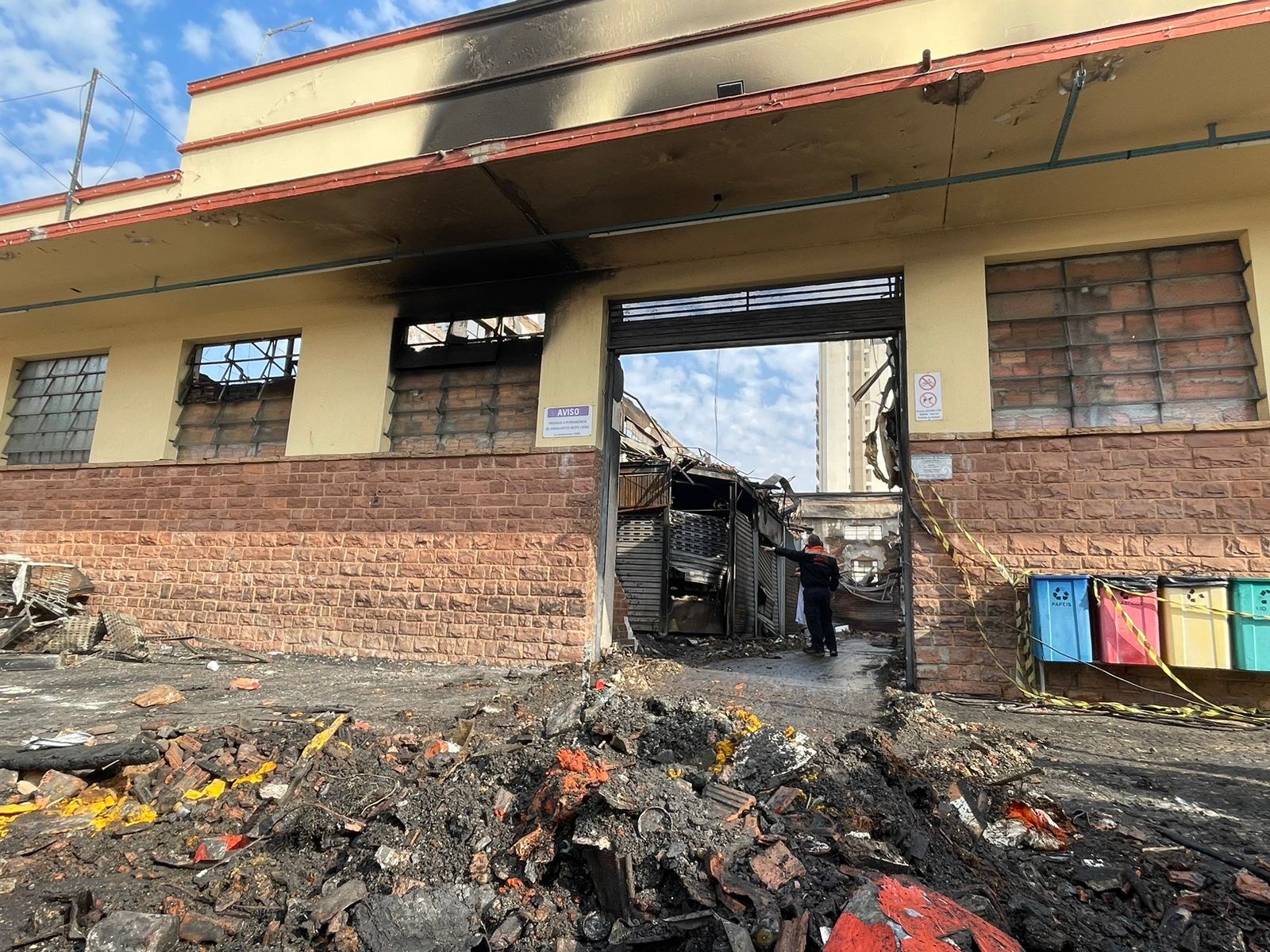 Prefeitura e comerciantes discutem medidas emergenciais após incêndio no Mercadão de Piracicaba