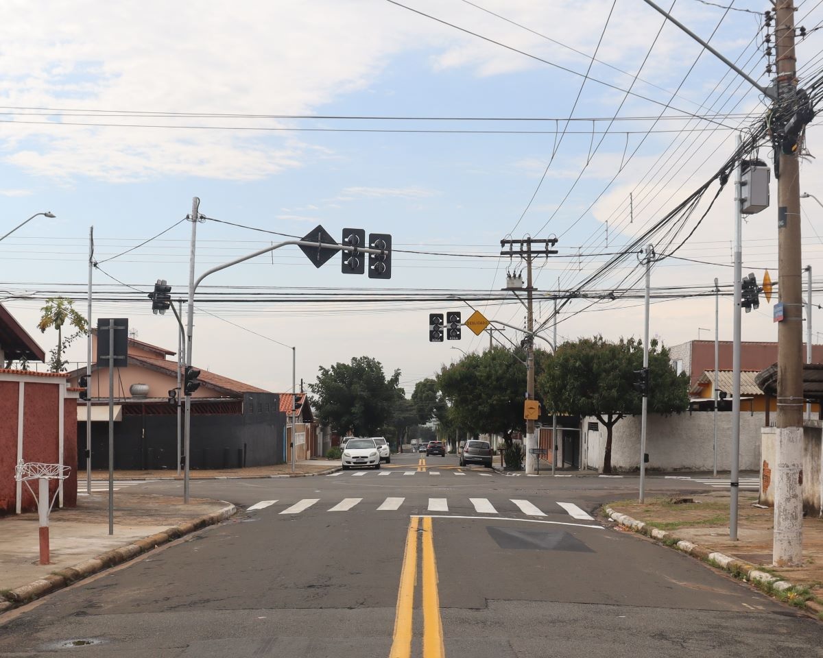 Cruzamento na Vila Padre Anchieta recebe novos semáforos nesta segunda