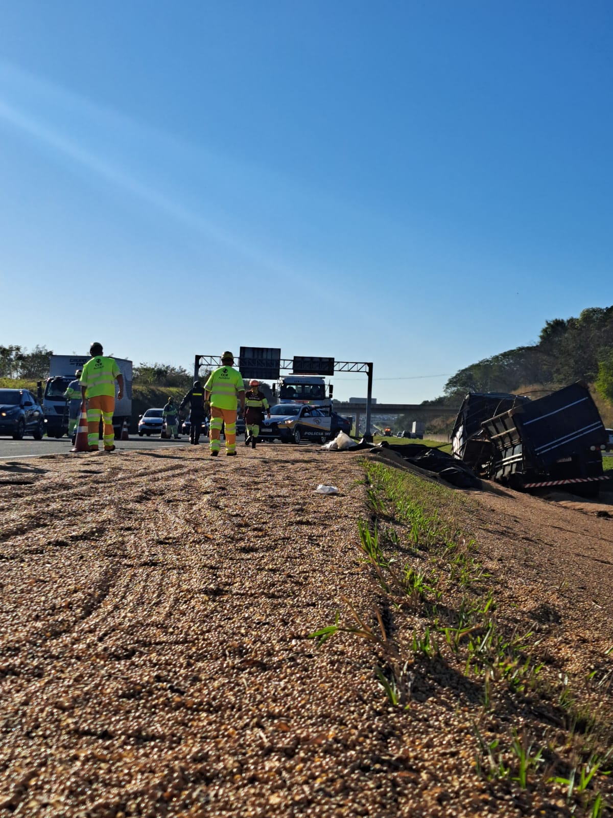 Mulher fica ferida em acidente com carreta que transportava soja na Bandeirantes, em Sumaré