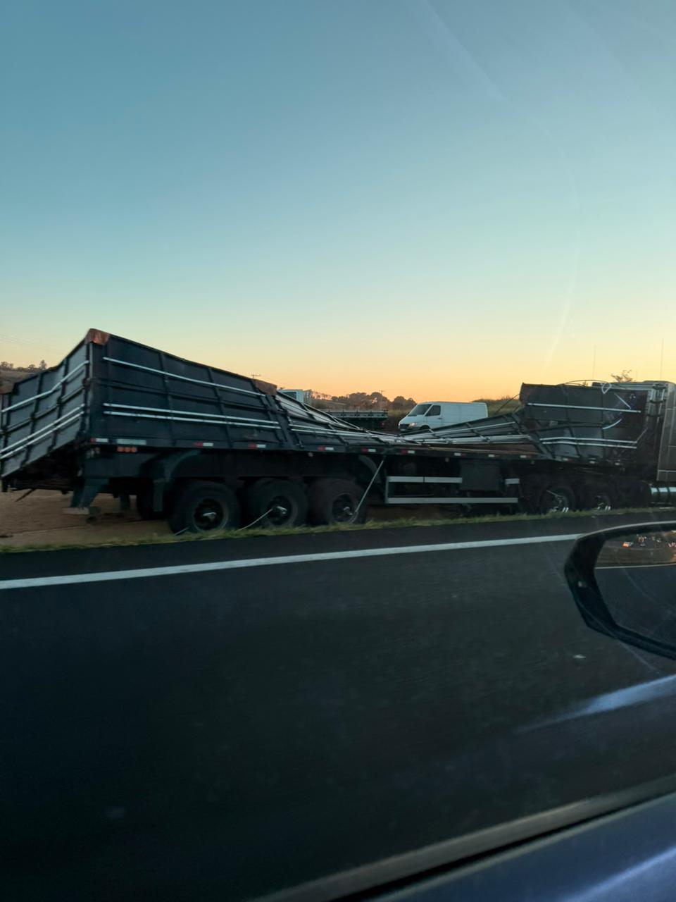 Dois acidentes no mesmo trecho travam Rodovia dos Bandeirantes em Sumaré