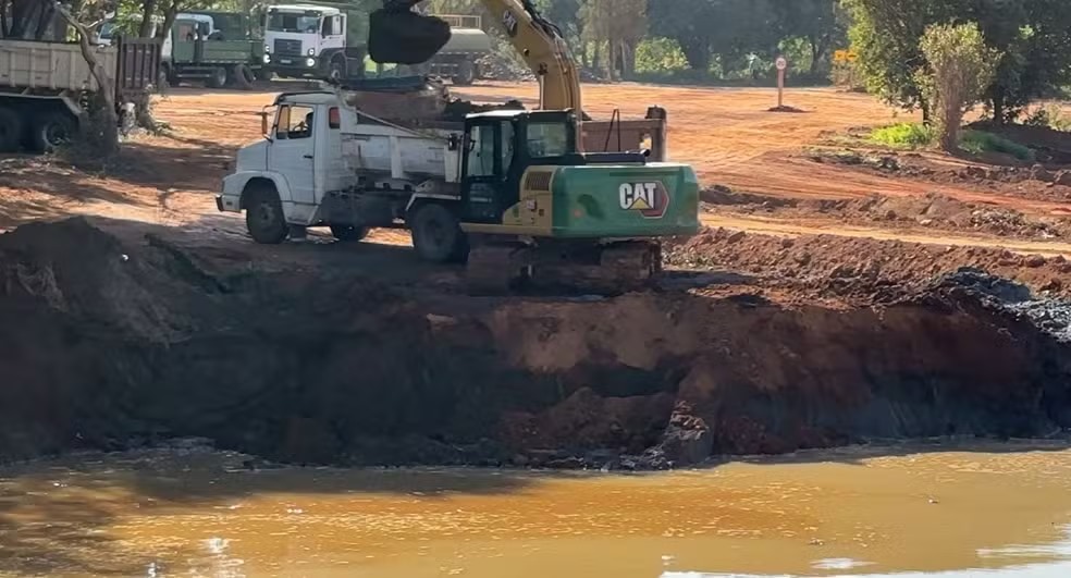 Moradores denunciam morte de peixes em lagoa que passa por obras em Paulínia