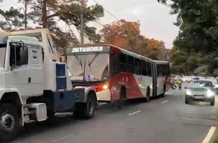 Ônibus trava a roda na Theodureto de Almeida Camargo; ninguém ficou ferido
