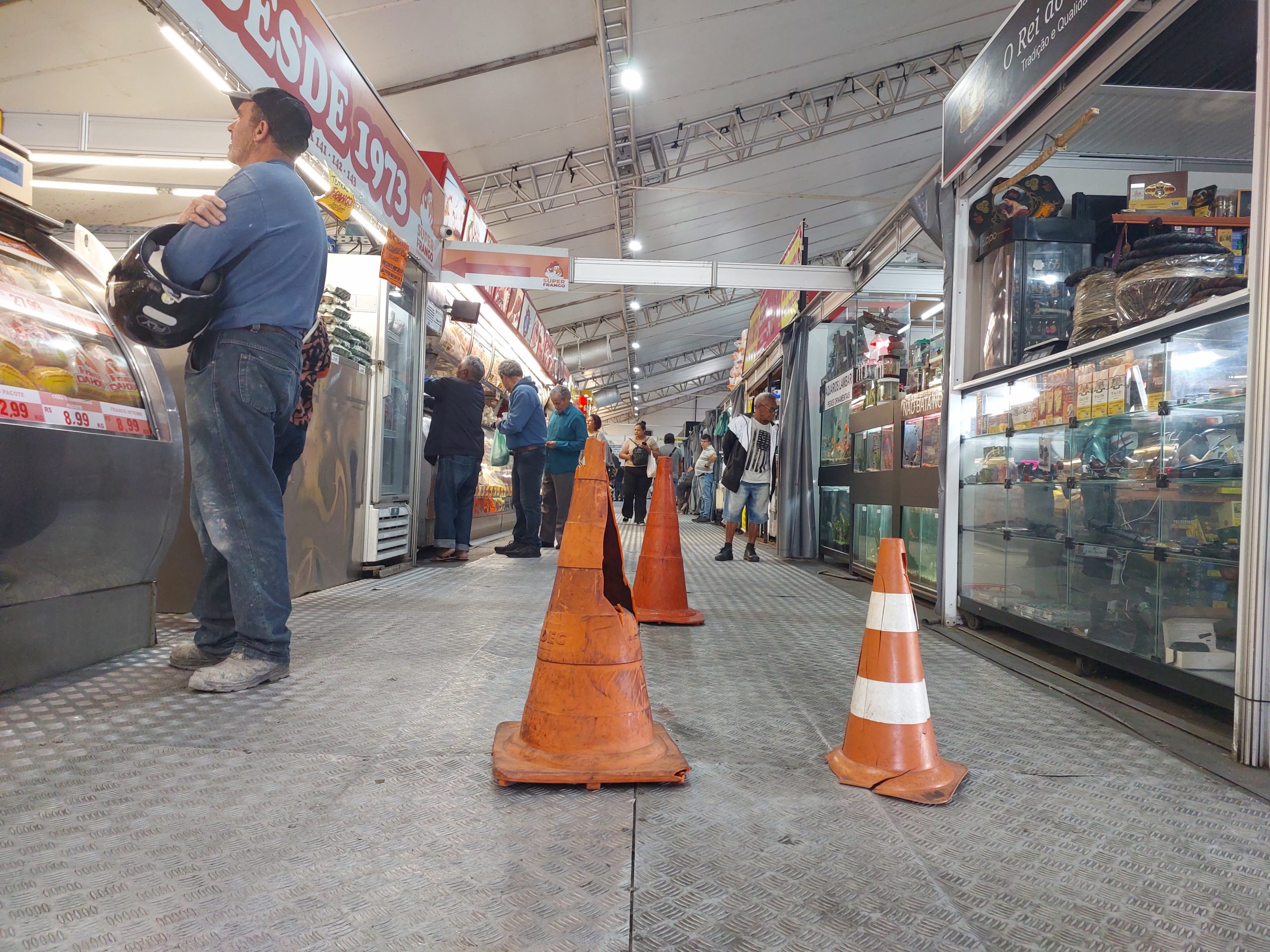 Permissionários reclamam de precariedade nas tendas provisórias do Mercado Municipal; Setec responde