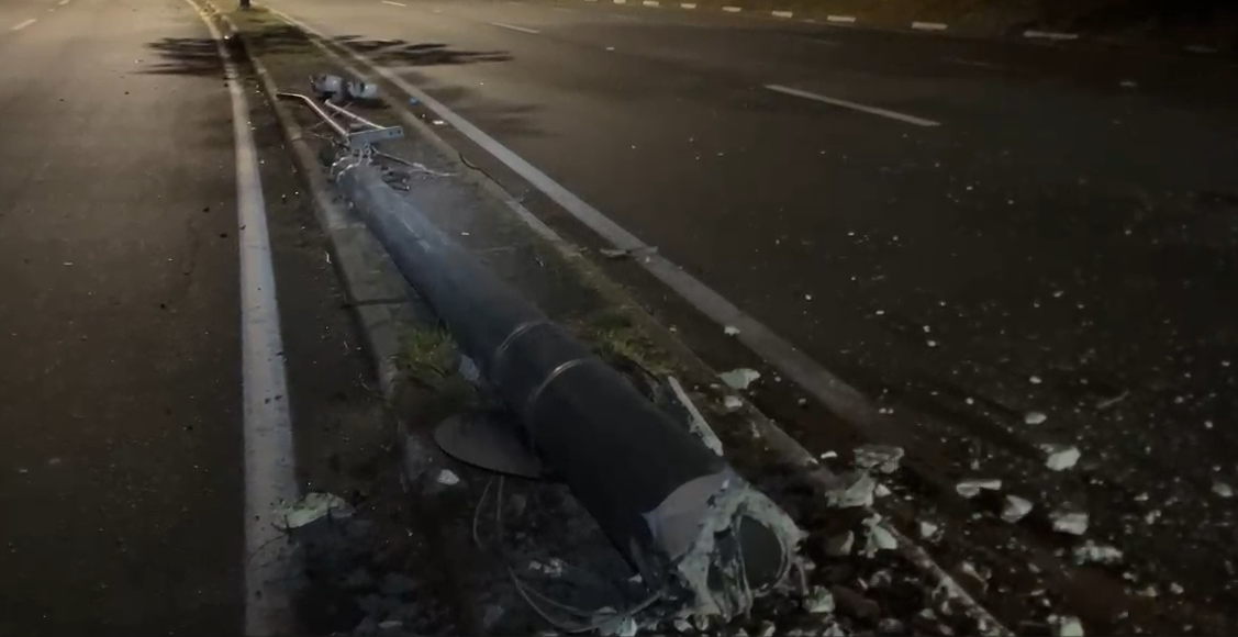 Acidente entre carros esportivos derruba poste na Rod. Francisco Von Zuben