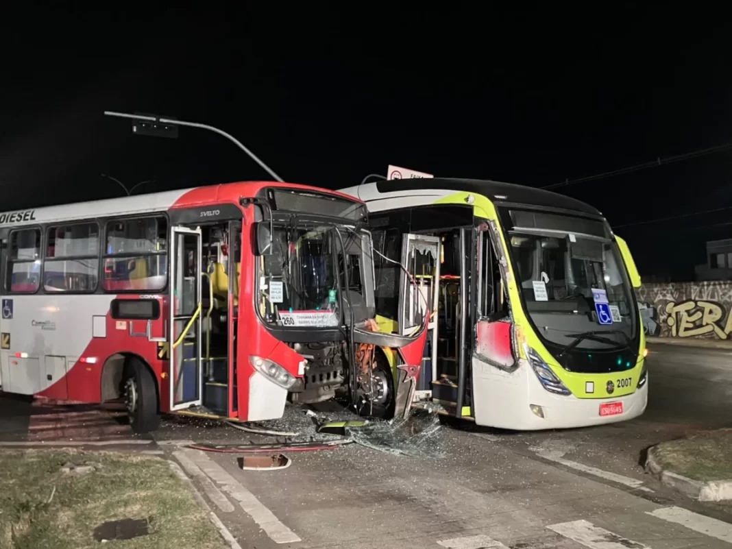 Acidente entre dois ônibus deixa feridos na região do Campo Grande