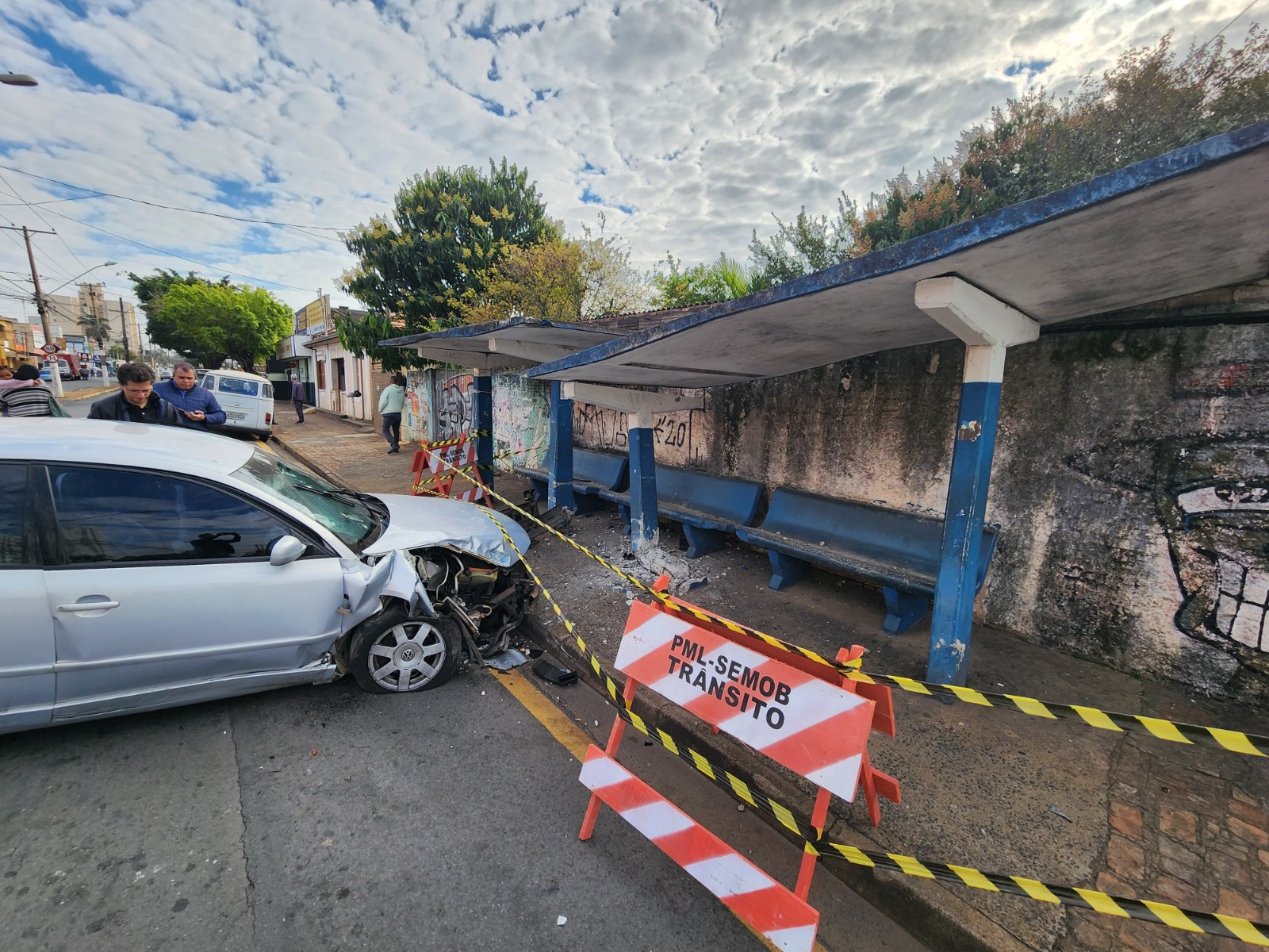 Motorista perde controle e destroi ponto de ônibus em Limeira