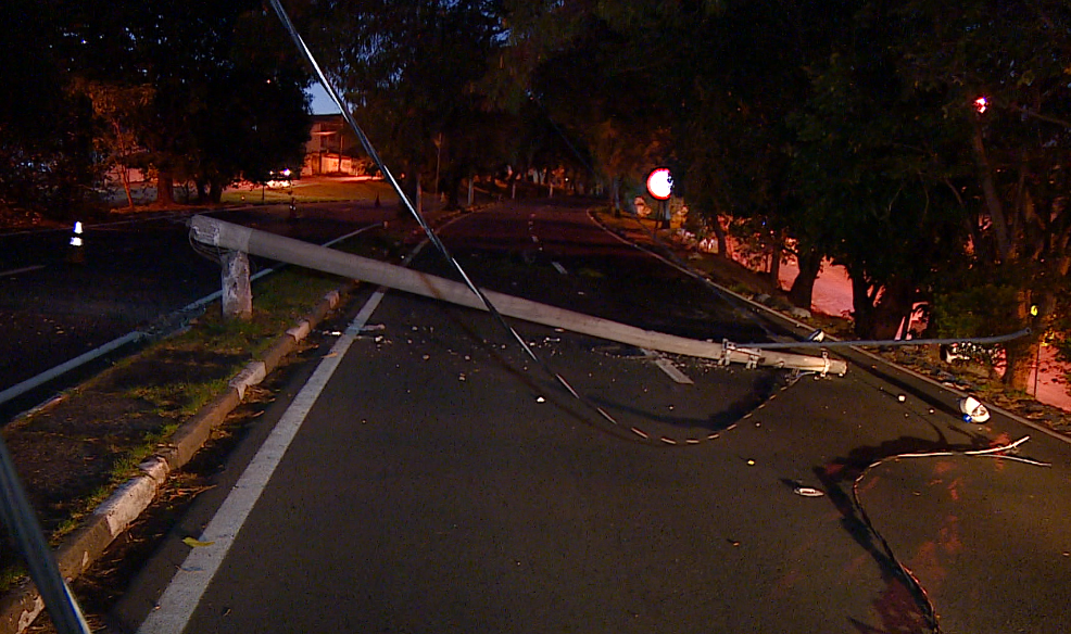 Rodovia Francisco Von Zuben é interditada em Campinas após colisão contra poste