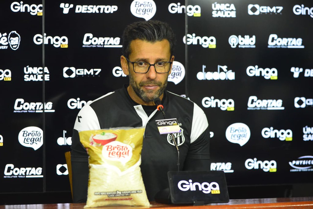 Valentim destaca elenco na vitória contra o Floresta e fala da possibilidade de reforços na Ponte Preta