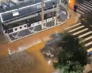 Vazamento alaga parte de avenida do Cambuí em Campinas;