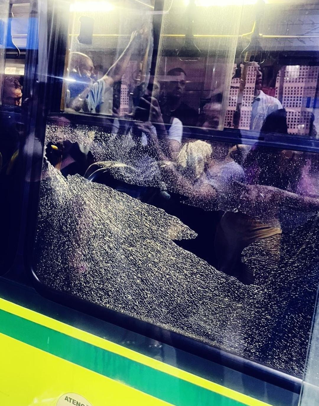 Adolescentes atacam ônibus do BRT com pedras em Campinas; mulher é ferida