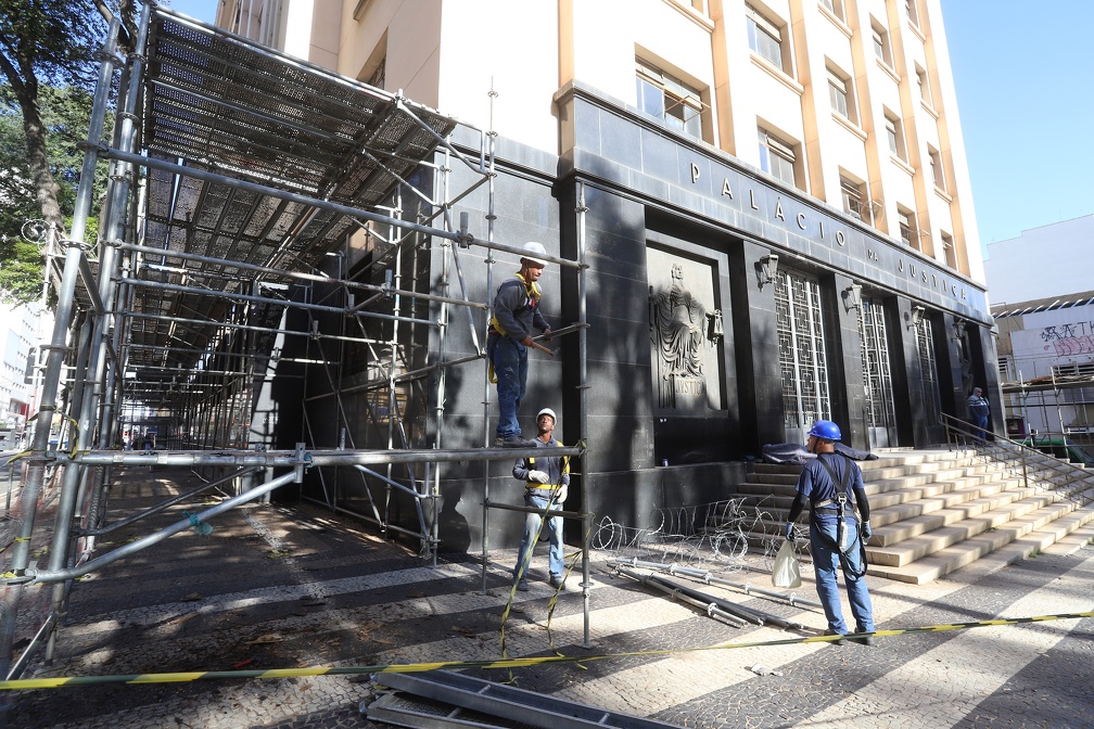 Andaimes do antigo Palácio da Justiça são finalmente retirados