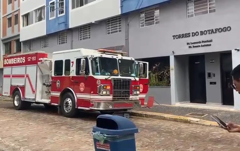 Apartamento pega fogo e gato é resgatado por bombeiros